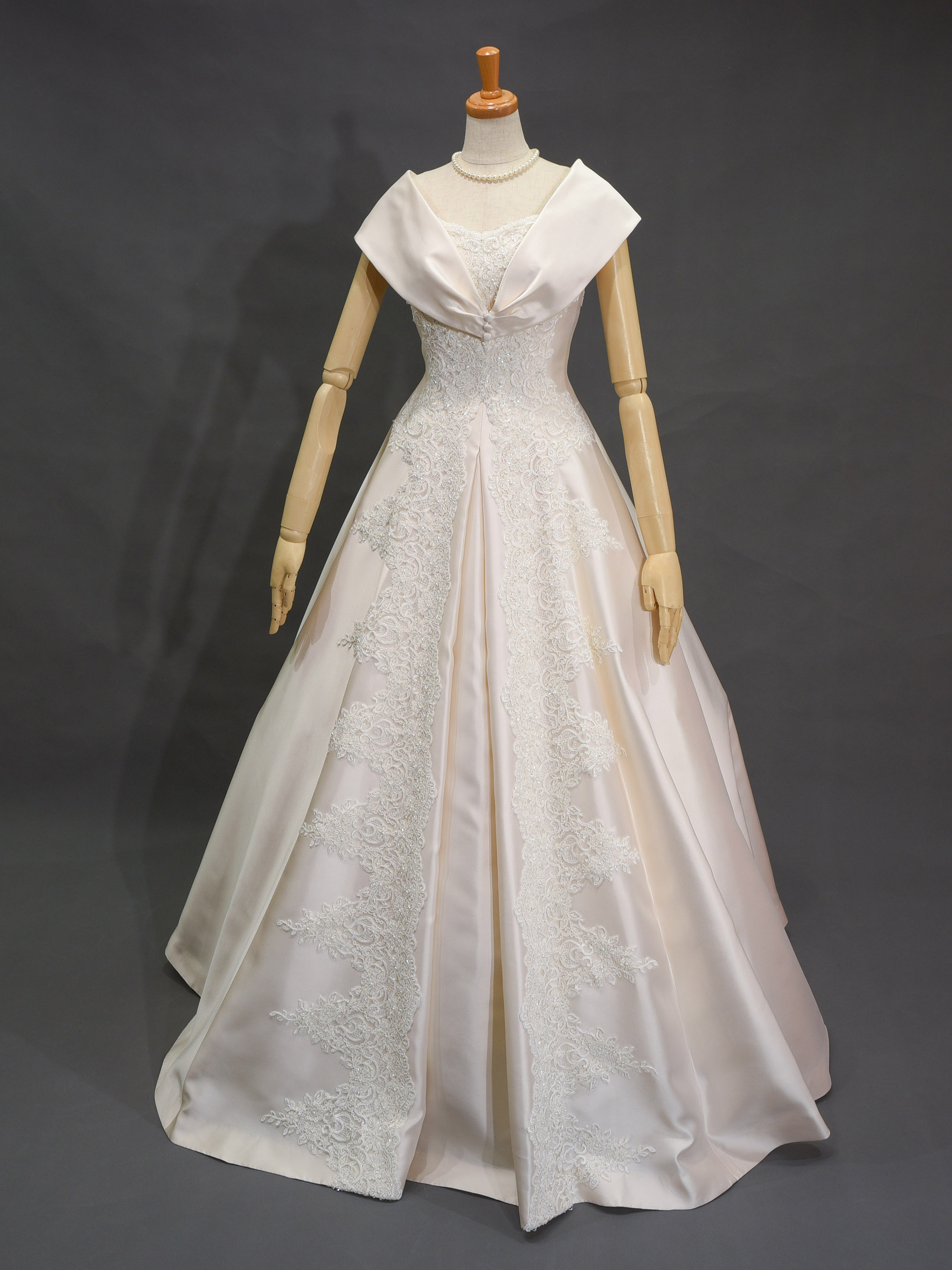 純白シルクのウエディングドレス5447(ロングトレーン レンタル) ラ・クチュール ヨシエ