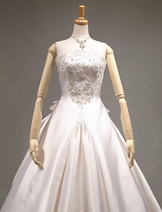 純白シルク100%のウェディングドレス(プリンセスライン・Aライン